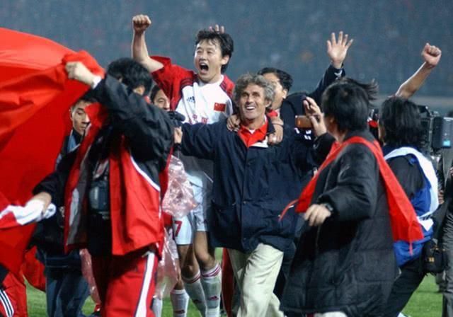 ”这首柔情与豪情兼具的战斗歌曲,因朗朗上口、易学易唱,人们一经唱起,便能联想到电影里一幕幕动人画面,忆起
